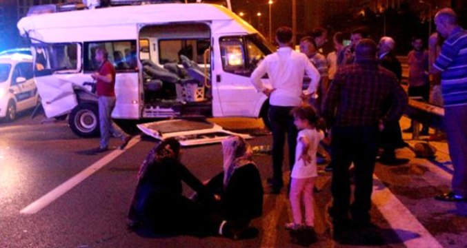 Ani Fren Yapan Minibüse, TIR Arkadan Çarptı: 13 Yaralı