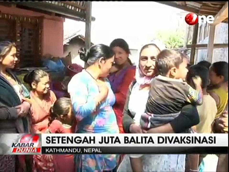 Cegah Penyakit, Petugas Medis Lakukan Vaksinasi Korban Selamat Gempa Nepal