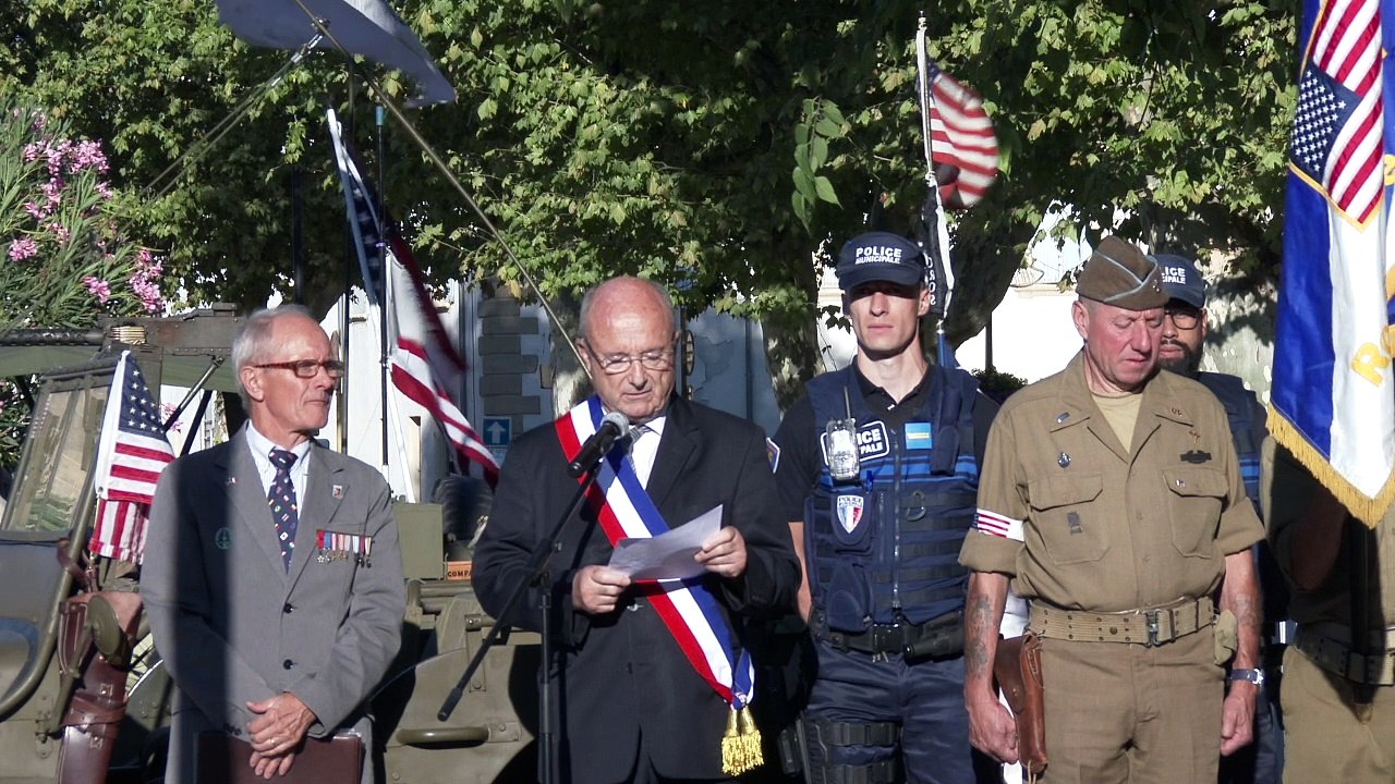 Jacques Bompard, maire d'Orange, commémore la libération de la Ville