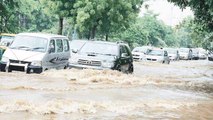 Gurugram : Post Heavy Rainfall causes Waterlogged Roads, Traffic Snarls | Oneindia News