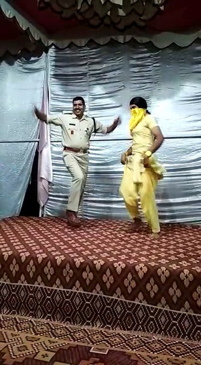 लड़का लड़की के कपड़े पहन कर किया ऐसा डांस सब देख दंग रह गये