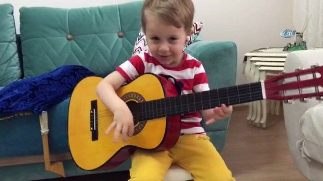 - İlk videoları sosyal medyada gündem olmuştu... Rizeli minik Ömer Hamza, artık kendisi horonu yönlendirebiliyor