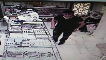Konya'da Kuyumcudan Hırsızlık Anı Güvenlik Kamerasında