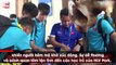 Biểu cảm phụng phịu đáng yêu của Quang Hải khi HLV Park chăm sóc 