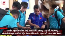Biểu cảm phụng phịu đáng yêu của Quang Hải khi HLV Park chăm sóc 