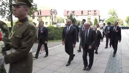 Dışişleri Bakanı Çavuşoğlu'ndan, Antakalnis Özgürlük Savaşçıları Anıtı'na Çelenk