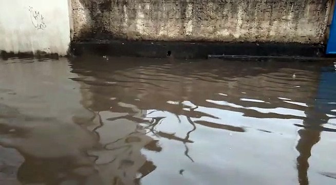Alagamento na avenida Lindenberg, em Vila Velha, nesta terça (28)