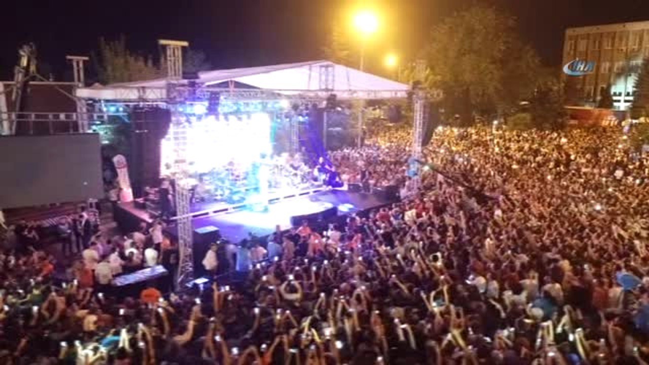 Yıldız Tilbe Sahnede Hediye Edilen Halının Üzerine Yattı