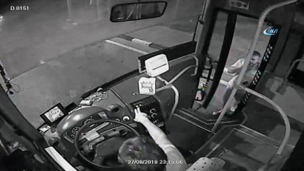Otobüste çantasını unuttu, şoförü darp etti...O anlar kamerada