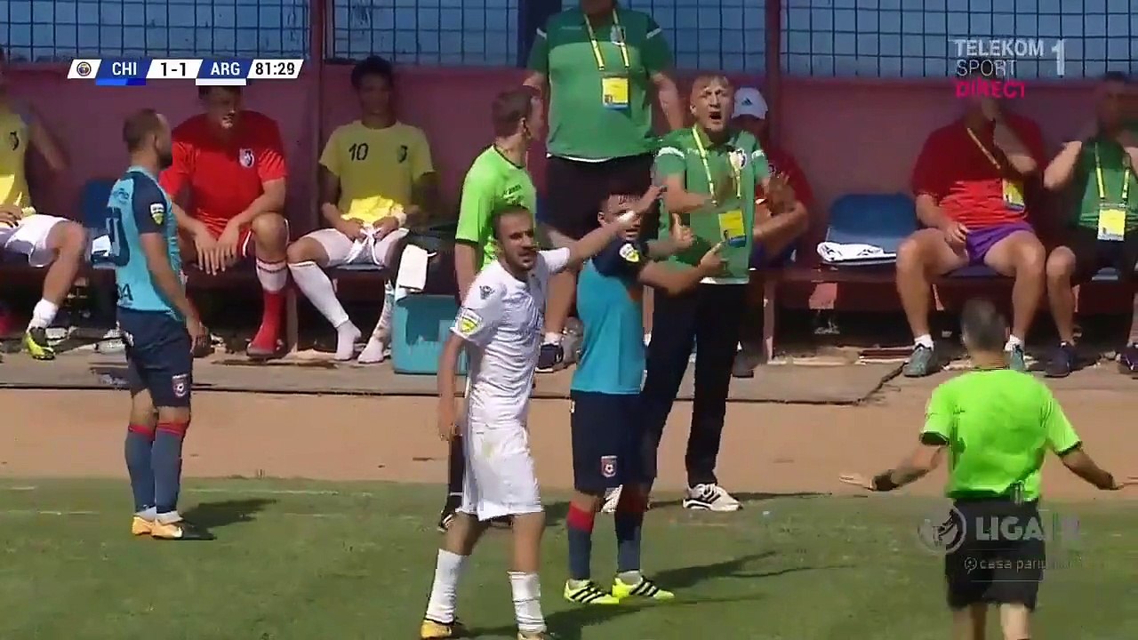 Un entraineur tacle un joueur en plein match... Carton rouge