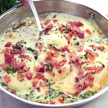 Creamy Bacon & Cheese Smothered Garlic Chicken has spinach & sun dried tomatoes!....perfect served over pasta, because the sauce is MIND-BLOWING good!Full Re