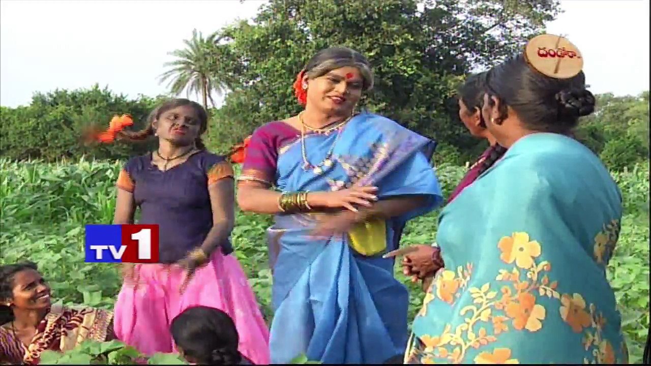 పత్తి శేన్ల కలుపుతీస్తున్న కొమ్రక్క || Jabardasth Komaram Dandora || 27-08-2018 - TV1