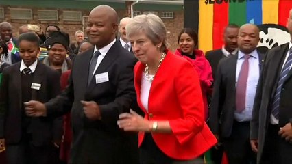 Tanzende May: Etwas britisch steif, aber sichtlich begeistert