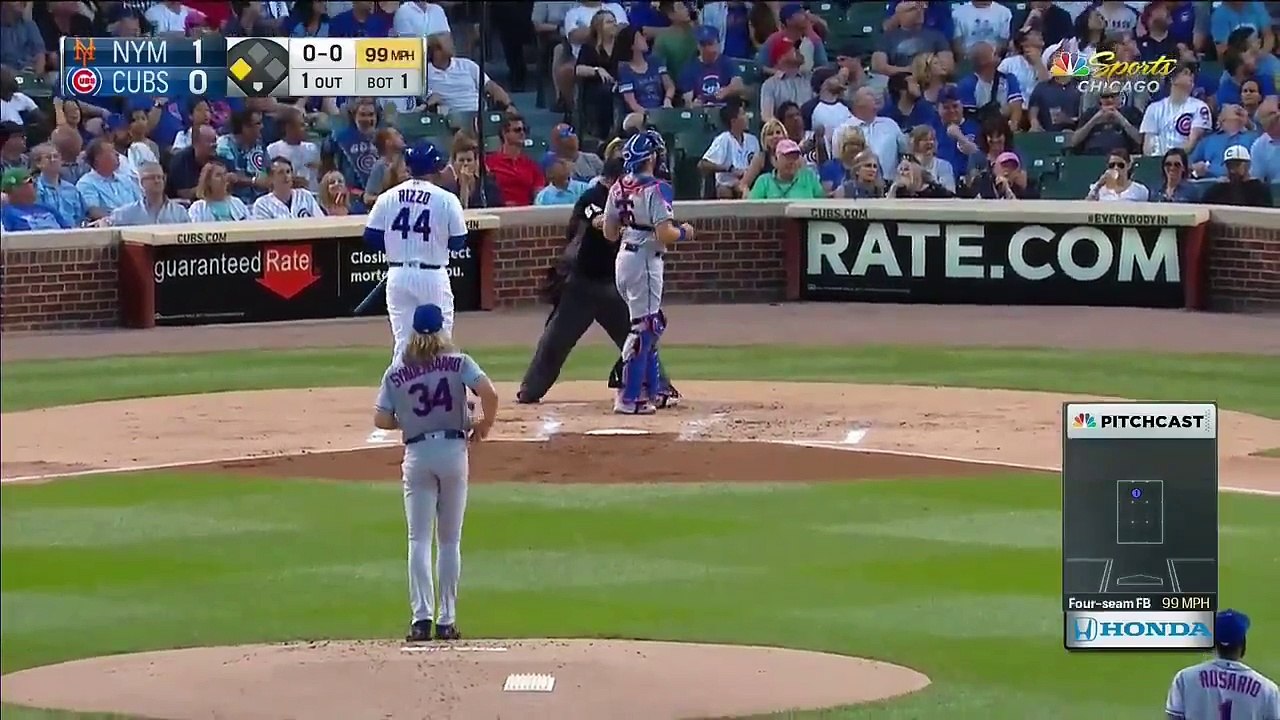 Il attrape une balle de baseball avec son verre et le vide immédiatement