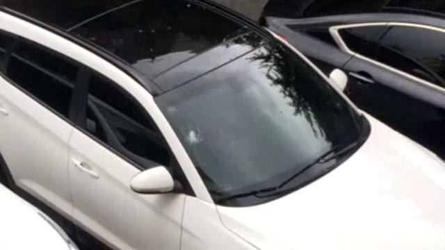 아파트 주차 차량 파손...소주병 투척 추정 / YTN