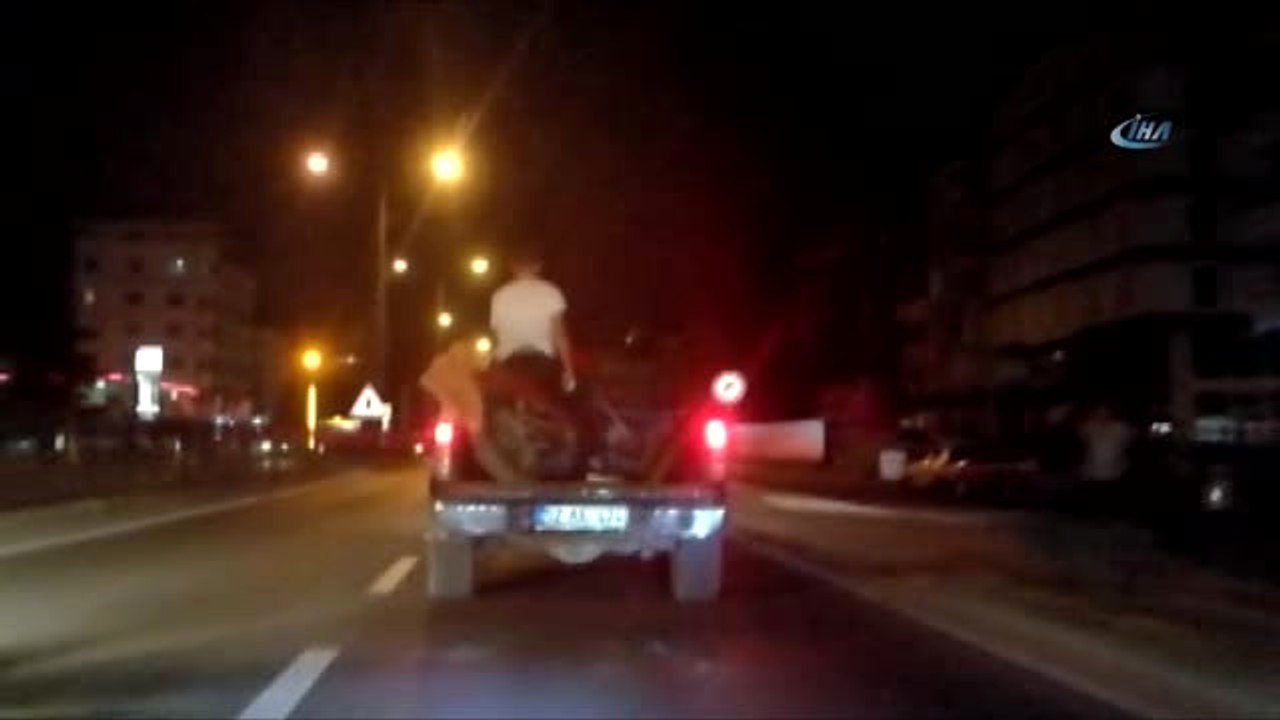 Kamyonetin Üstündeki Motosikletin Koltuğunda Seyahat Eden Vatandaş Görenleri Şaşırttı