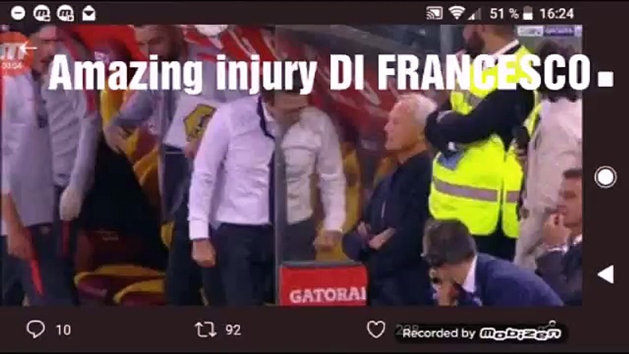 VIDEO: Festejou um golo ao soco e partiu a mão