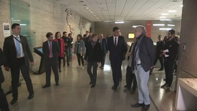 Pedro Sánchez visita el Museo de la Memoria de Chile y se reúne con Isabel Allende