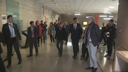 Pedro Sánchez visita el Museo de la Memoria de Chile y se reúne con Isabel Allende