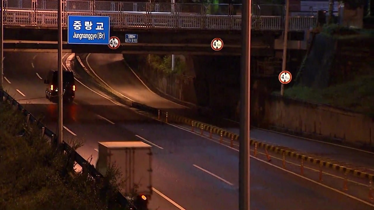 중랑천 '홍수주의보' 해제...도로 통행 재개 / YTN