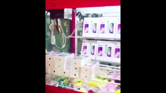 Comment gagner 12 iPhones aux pinces à la fête foraine