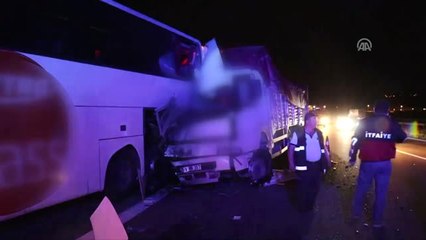 Kamyon Yolcu Otobüsüne Çarptı: 1 Ölü, 4 Yaralı