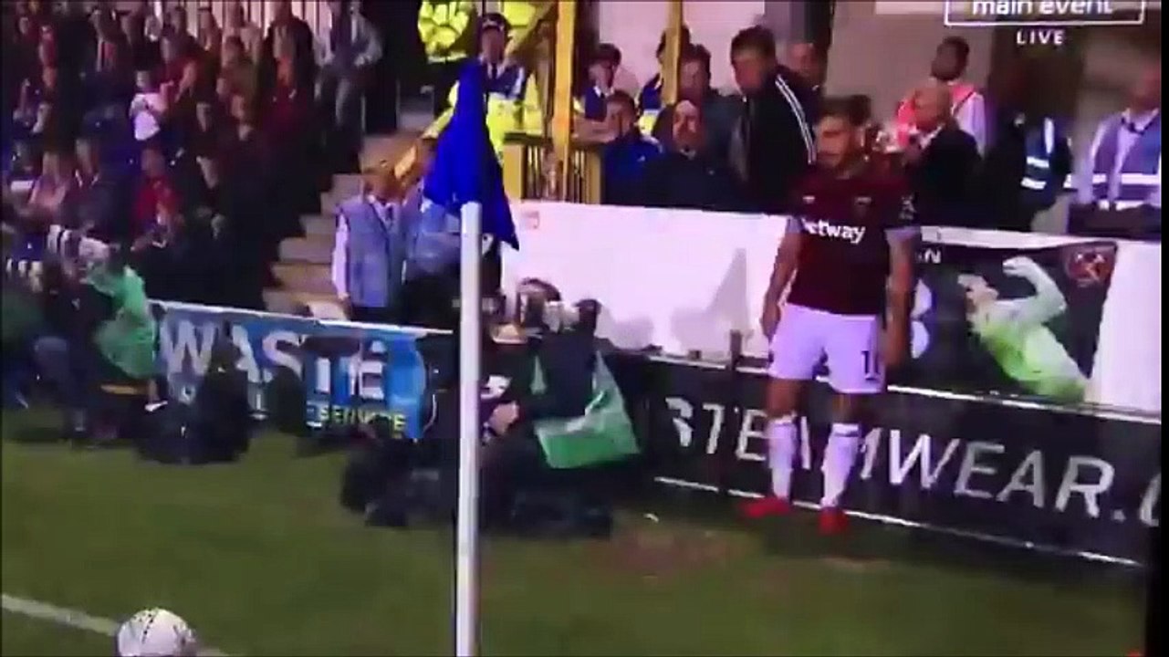 Cameraman trips while Snodgrass is taking his corner kick for West Ham!