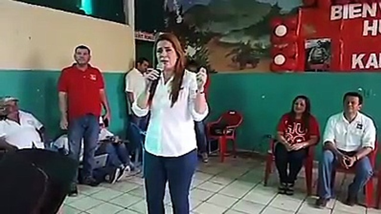 Militantes del FMLN le gritan a candidata que su partido no hizo nada por ellos