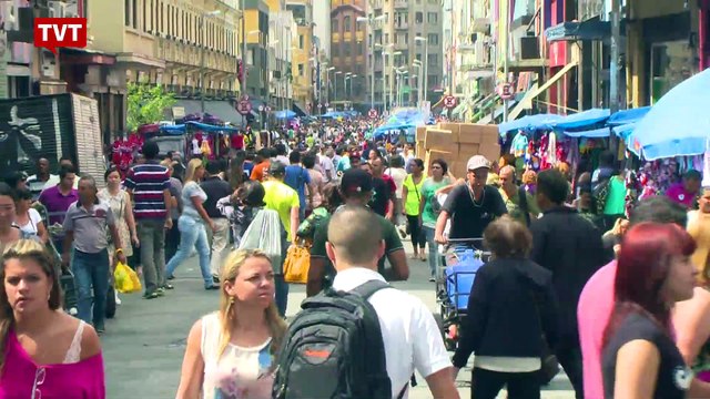 Metade dos brasileiros adultos está com contas atrasadas