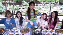 [OH MY GIRL 오마이걸] SUMMER VACATION EATING CHICKEN ! (中英雙語字幕)