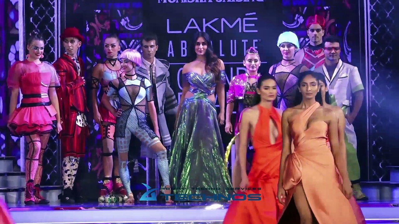 Kareena Kapoor Khan Walks The Ramp For Monisha Jaisingh At LFW WF 2018 GRAND FINALE