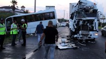 Turist taşıyan 2 midibüs ile bir tır çarpıştı: 15 yaralı - ANTALYA