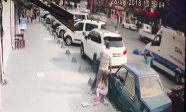 Ambulans karşıdan karşıya geçen kadına çarptı