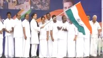 Kerala Flood : Rahul Gandhi Flags off loaded trucks with relief material | Oneindia News