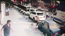 Ambulans karşıdan karşıya geçen kadına çarptı!
