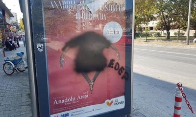 Anadolu Ateşi afişindeki erkek dansçıyı boyadılar