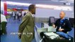 Un passager pique une crise de nerfs dans un aéroport face aux douaniers - Regardez