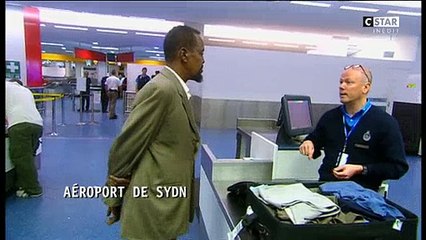 Un passager pique une crise de nerfs dans un aéroport face aux douaniers - Regardez