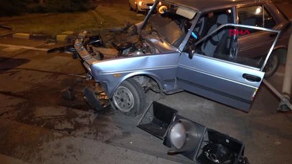 Karabük Sinyalizasyon Direğine Çarpan Alkollü Sürücü Yaralandı