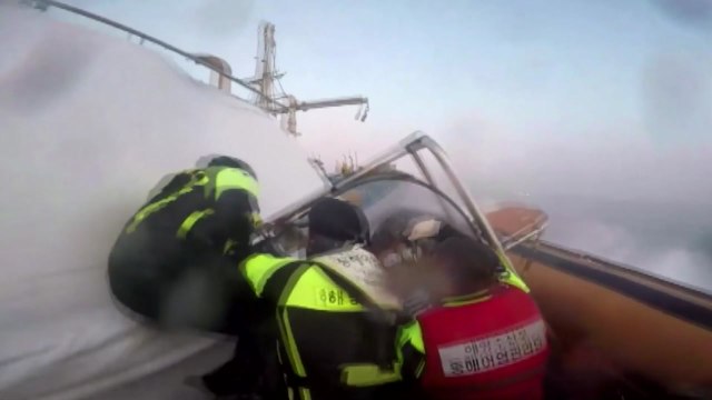 '싹쓸이 조업' 어선 긴박한 추격전...대원 극적 구조 / YTN