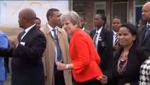 Theresa May baila junto a unos estudiantes de Ciudad del Cabo, en Sudáfrica