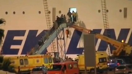 Hydra: Fähre mit 1000 Menschen an Bord fängt Feuer