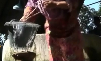 Warga Demak Berjalan Jauh Demi Mendapatkan Air Bersih