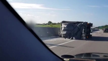 서해안고속도로서 화물차 전도...교통혼잡 / YTN