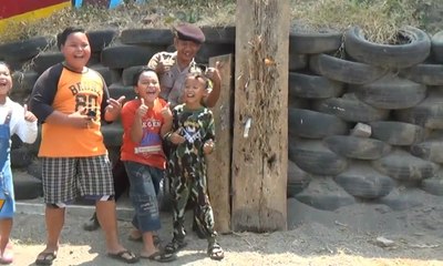 Viral! Aksi Pak Eko, Sang Polisi Pelempar Jitu