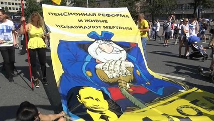 Путин предложил смягчить пенсионную реформу для женщин