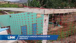 Barranco ameaça cair no bairro Vila Nova, em Aracruz