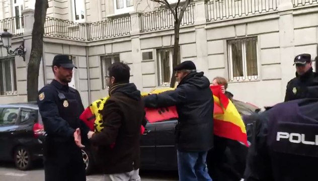 Manifestantes con banderas de España llaman “traidores” a los independentistas frente al Supremo