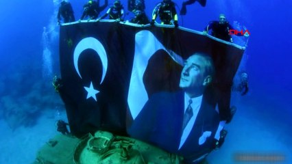 30 Ağustos Zafer Bayramı'nı denizinaltında tankla kutladılar