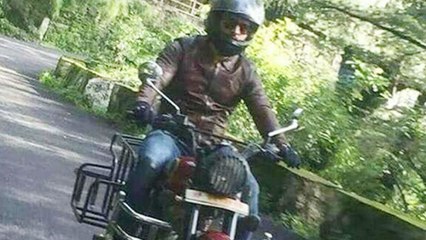 MS Dhoni Enjoys Bike Ride On A Busy Road